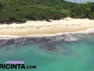 Wulps aziatisch diva putri cinta krijgen geneukt op een strand