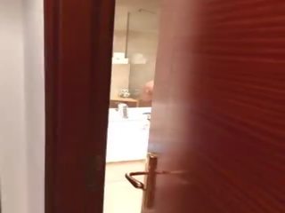 Pervert movs blond lassie jooksul orgasm sisse hotell dušš