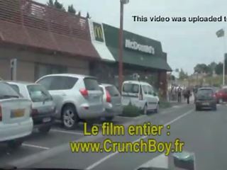 Sexe au restaurant exhib mac donalds des jeunes se sucent leur grosse bite sous