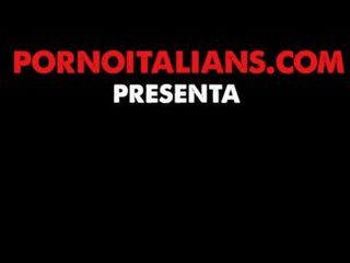 Porno italiano - mora riccia milf italiana scopata sul divano del conjunto