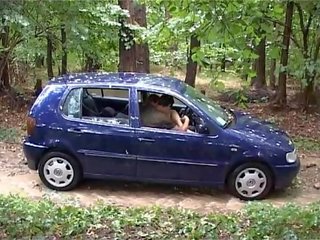 Italiana mademoiselle caralho ao ar livre em o carro